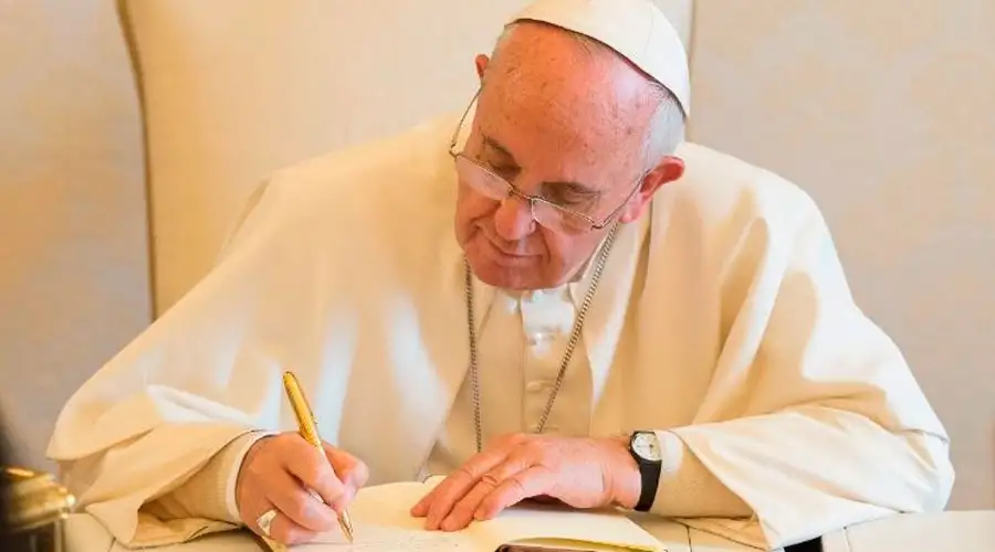 PapaFrancisco_escribiendo_VaticanMedia
